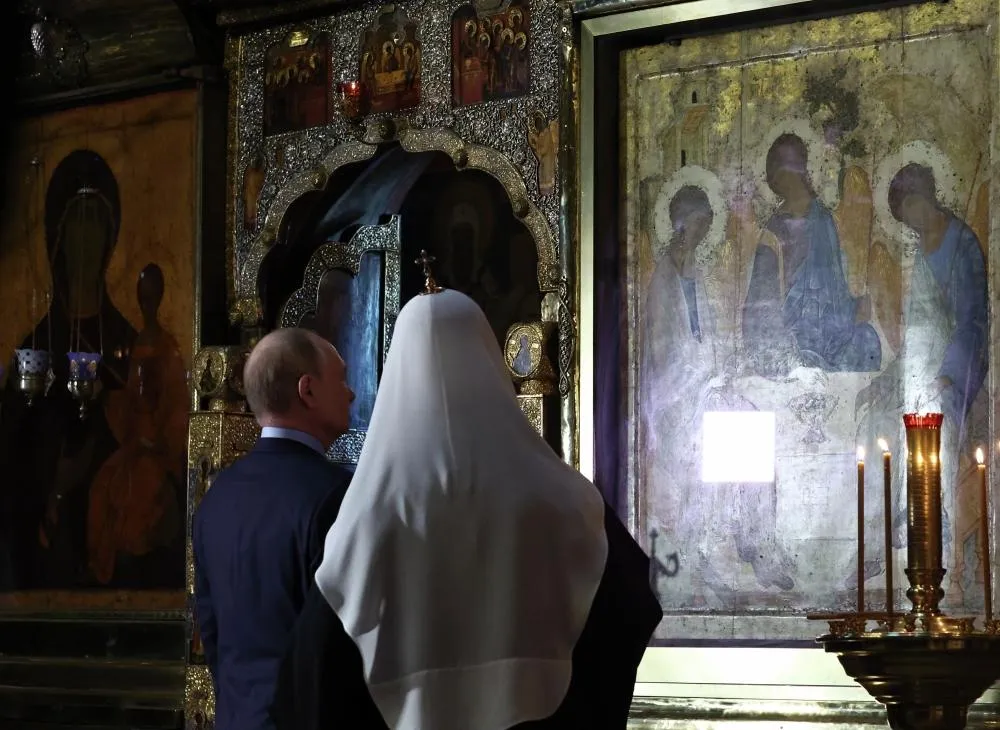 президент Владимир Путин и патриарх Кирилл перед иконой «Святая Троица» Андрея Рублева в Свято-Троицкой Сергиевой Лавре