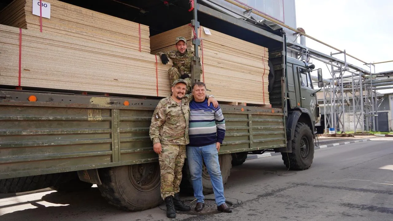 Порядка ста шестидесяти плит ДСП для обустройства блиндажей отправили из Шатуры в зону СВО
