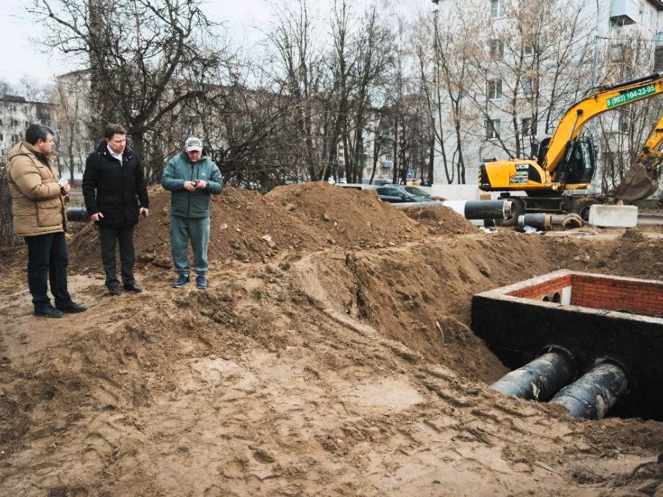 Депутат Госдумы Александр Толмачев на месте прокладки новой теплотрассы. Фото: Местное отделение партии «Единая Россия»