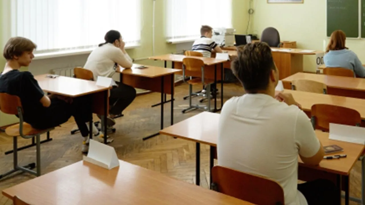 В Набережных Челнах учитель алгебры оскорбил подростков на видео