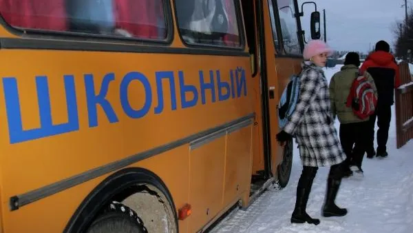 Автобус протащил школьницу по дороге на Камчатке