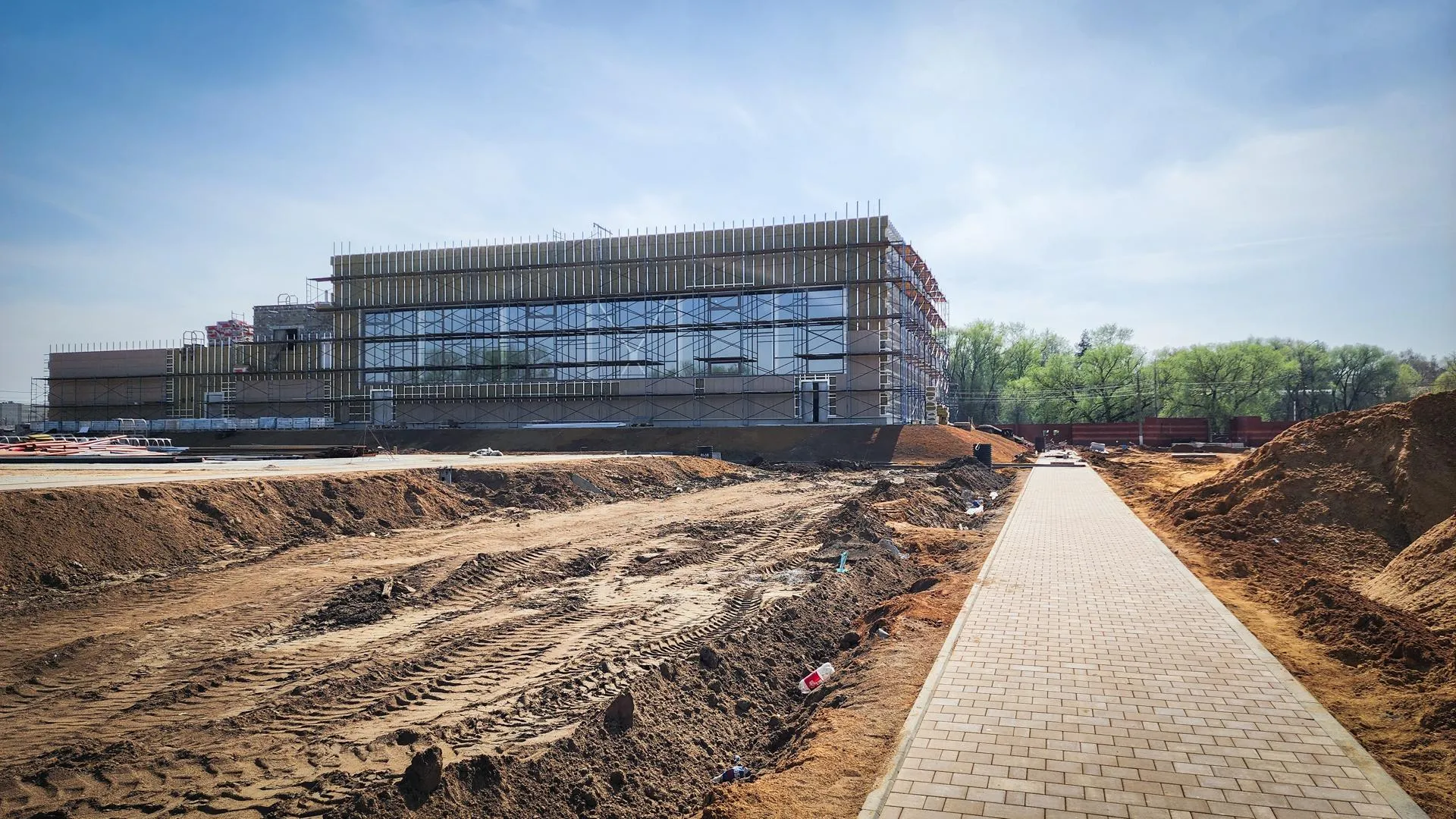 Строители приступили к благоустройству территории нового ФОКа в Бронницах