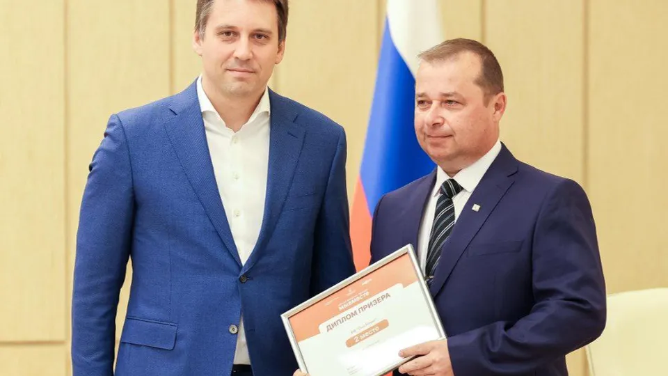 Анатолий Черников (справа) на церемонии награждения. Фото: пресс-служба губернатора и правительства МО