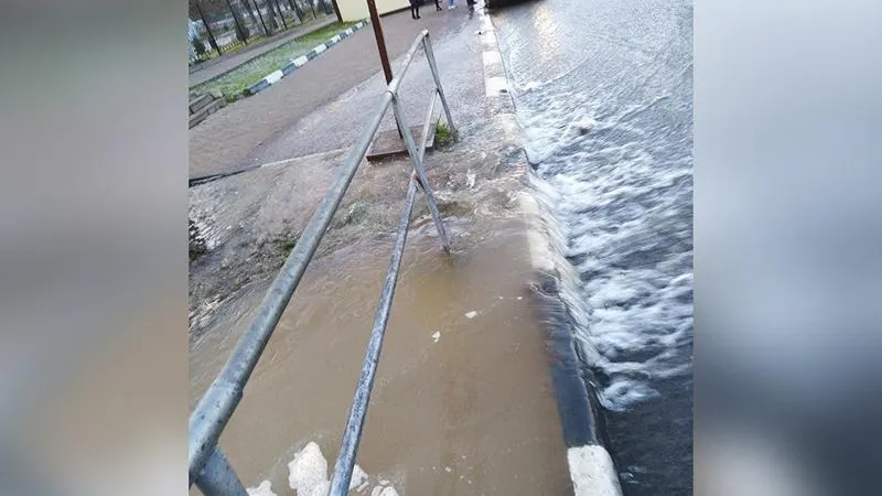 Потоп случился из-за крупной коммунальной аварии в Лыткарино 