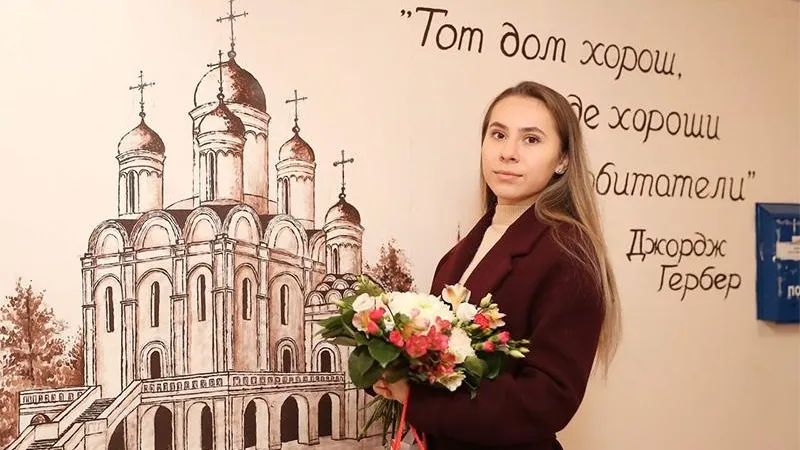 Художница из Голицыно увековечила местный храм на стенах подъезда