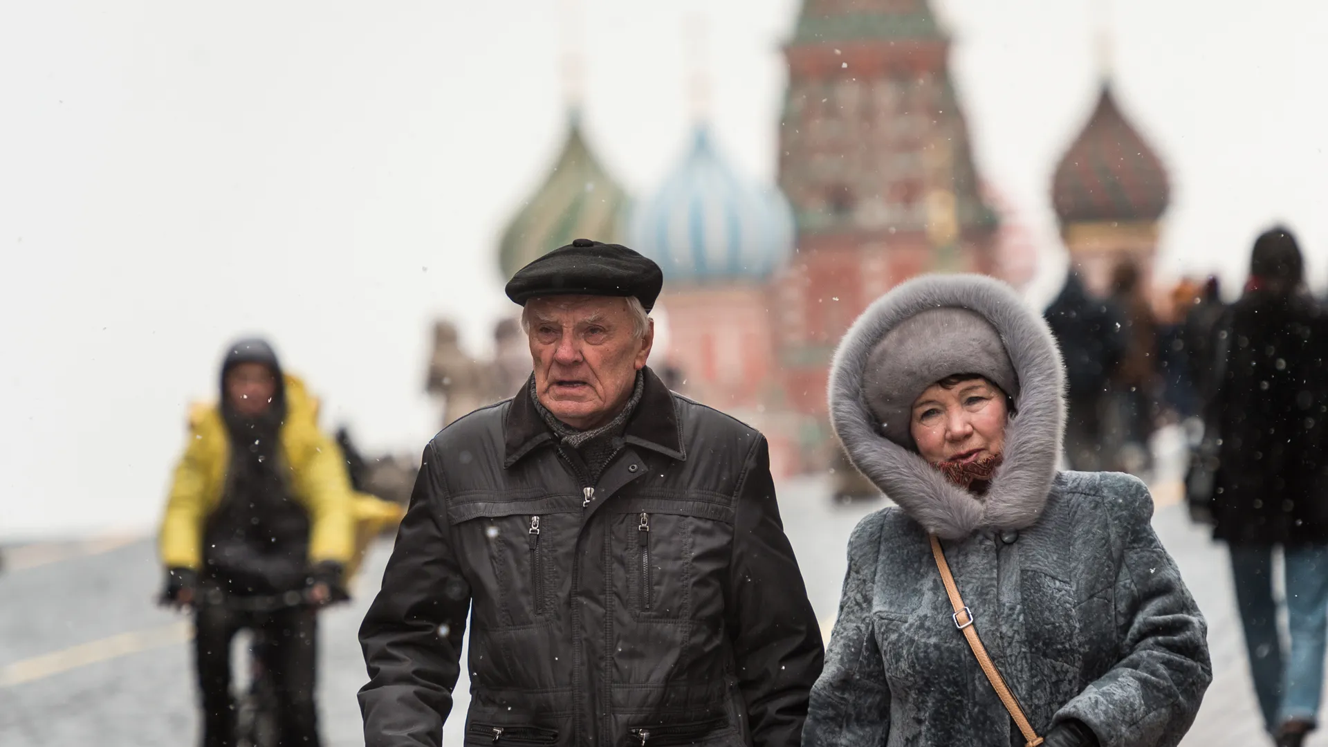 Люди в масках в период эпидемии коронавируса