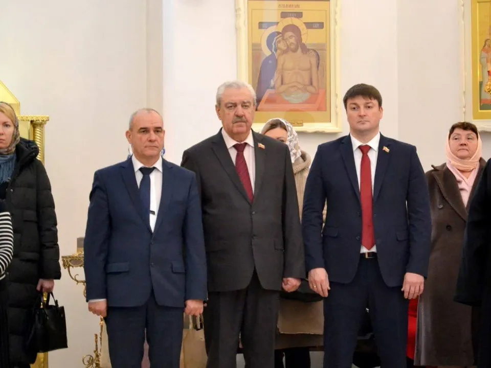 Глава города Владимир Пирогов (крайний справа), председатель Совета депутатов Александр Мостковой (в центре), зампредседателя Совета депутата Виталий Кузьмин (крайний слева) Фото: администрация Краснознаменска