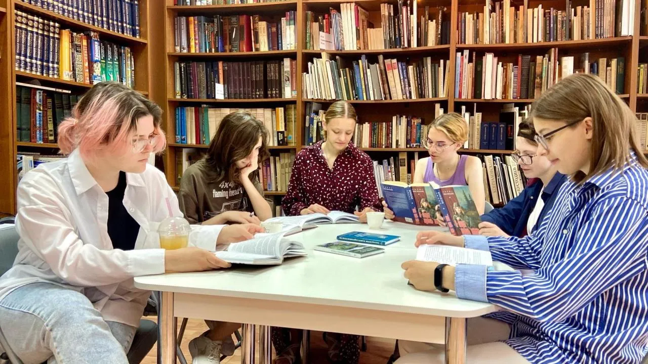 Почти 400 книжных клубов открыто в библиотеках Подмосковья