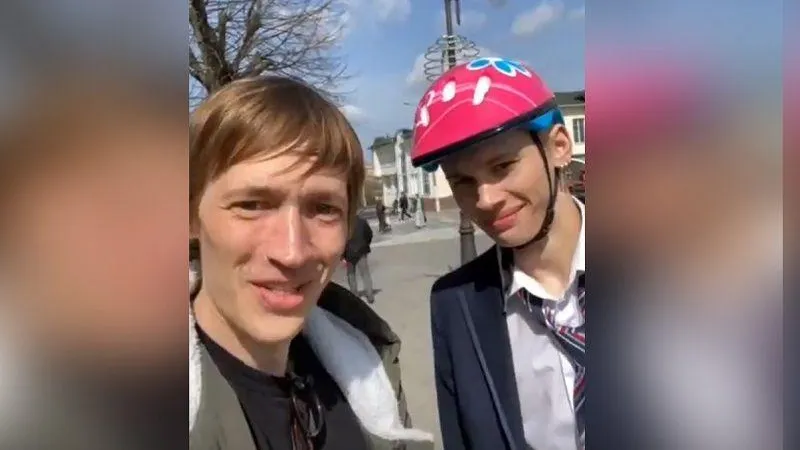 Даня Милохин на скейте поболтал с жителем Ногинска