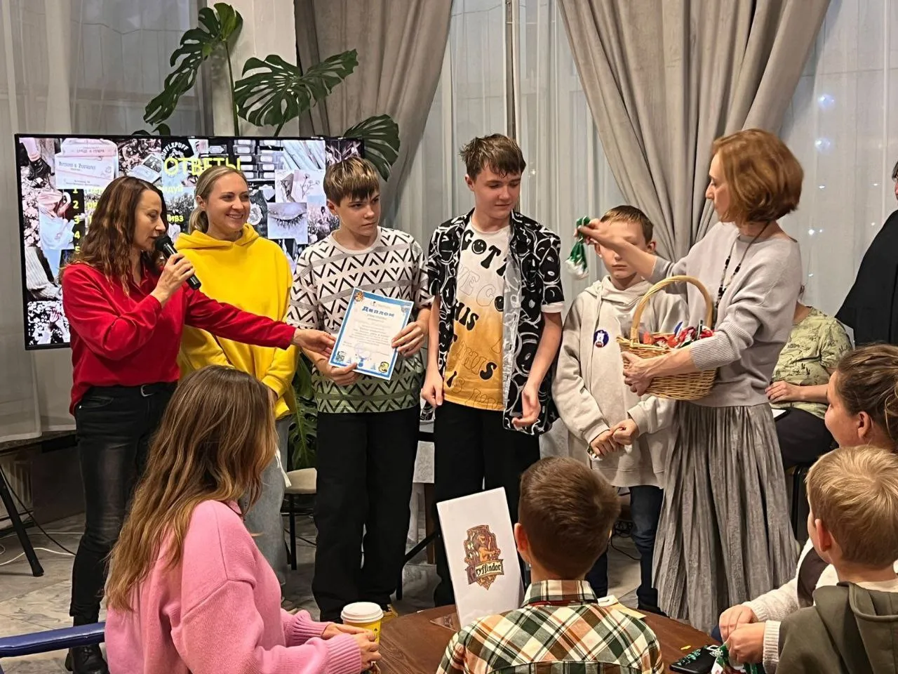 Розыгрыш призов для участников конкурсов. Фото: Черноголовская библиотека&nbsp;