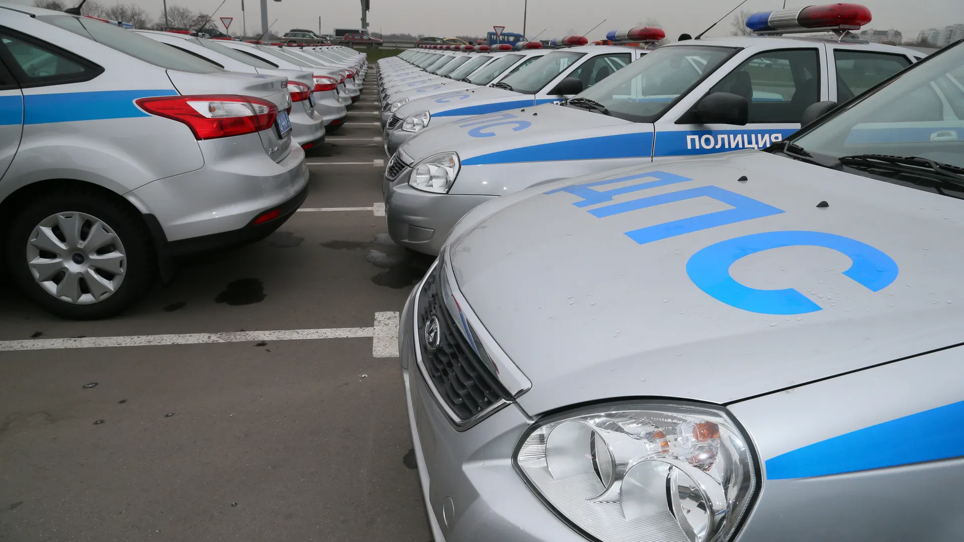 А. Воробьев вручил сотрудникам ГИБДД ключи от новых автомобилей