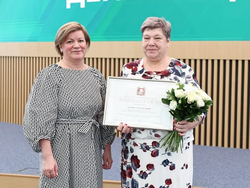 Награждение Елены Крюковой. Фото: пресс-служба губернатора и правительства Московской области/Евгений Пронин