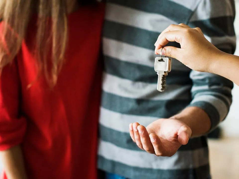 Забудьте про офис: в Москве можно заработать в среднем 204,7 тысячи рублей в месяц на посуточной сдаче квартиры