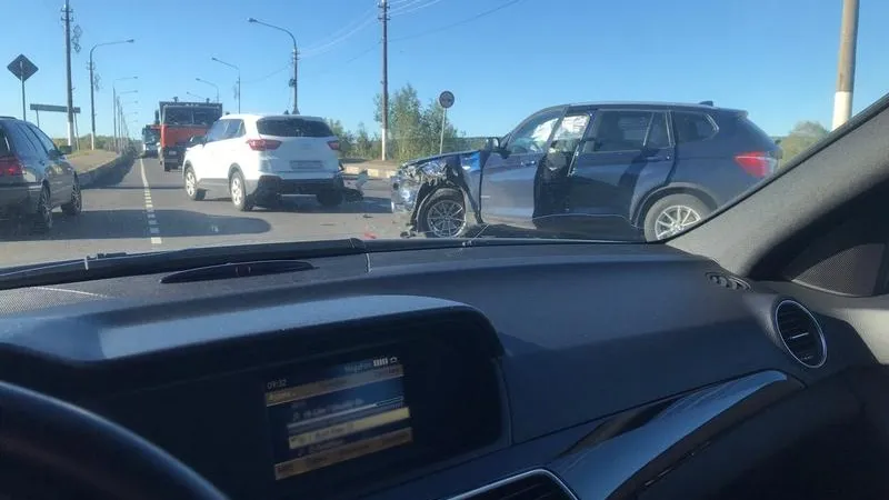 Авария с участием двух иномарок парализовала движение по трассе в Дмитрове