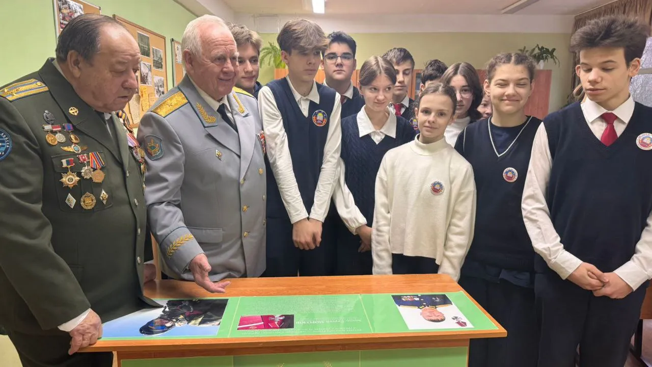 Ветеран космодрома Байконур Василий Елисеев (крайний слева), почетный гражданин Краснознаменска Альгимантас Науджюна (второй слева), учащиеся лицея №1 имени Титова. Фото: администрация Краснознаменска