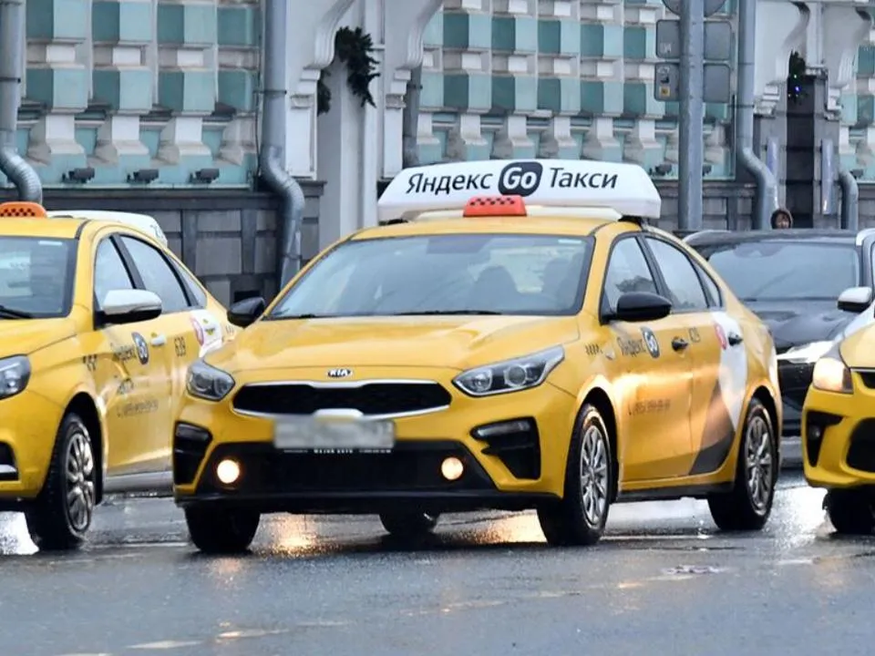 «Платить будем больше, получать меньше»: в Госдуме раскритиковали повышение страховых выплат пассажирам такси