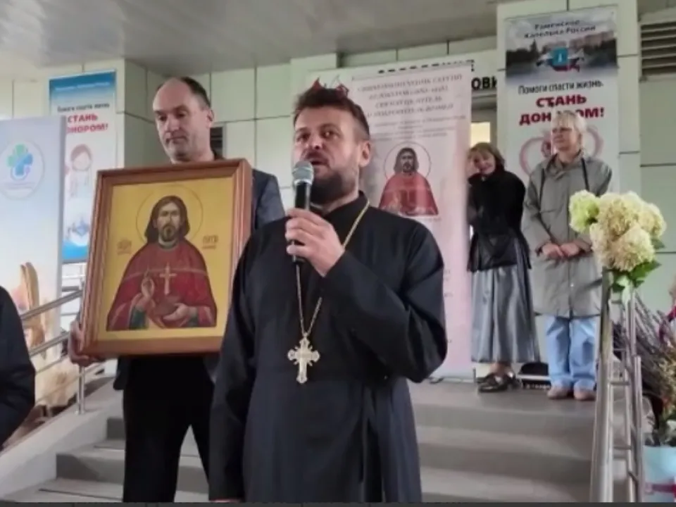 Игумен Никодим освятил угощения и подарил икону Раменской больнице. Фото: Раменский медиацентр