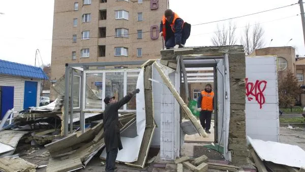 В Подмосковье начался снос незаконных киосков, которые стоят вдоль трасс