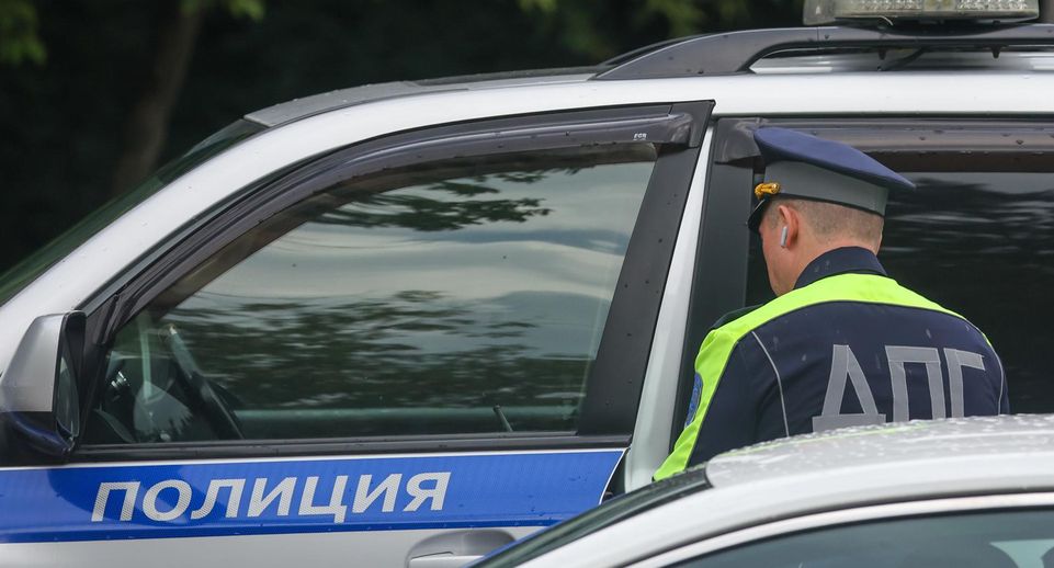 Иномарка сбила трех человек на западе Москвы и уехала с места ДТП