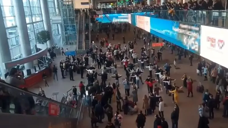  Вальс станцевали сто человек в аэропорту Домодедово