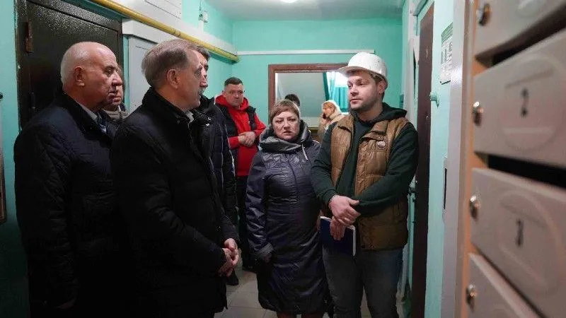 Глава округа проверил ход работ по замене лифтового оборудования в Люберцах