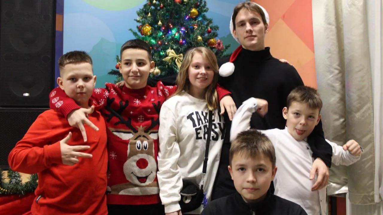 Более 300 детей проводят новогодние каникулы в двух лагерях Подмосковья