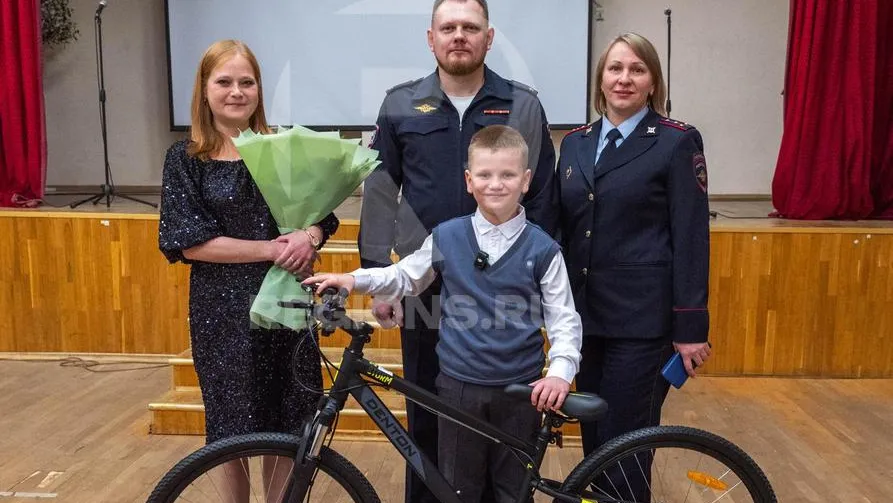 В Подмосковье школьник стал звездой и примером мужества: ему аплодировала вся полиция