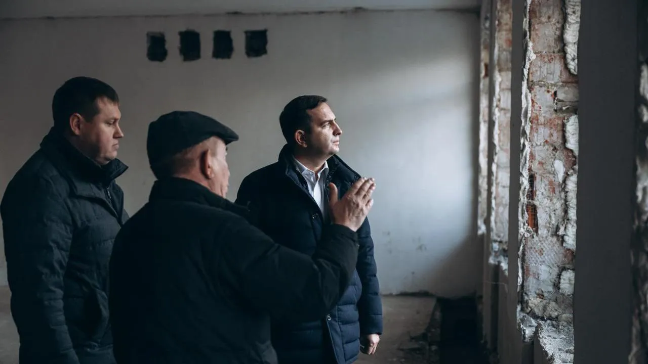 Глава Щелково Булгаков проверил ход капитального ремонта монинской школы