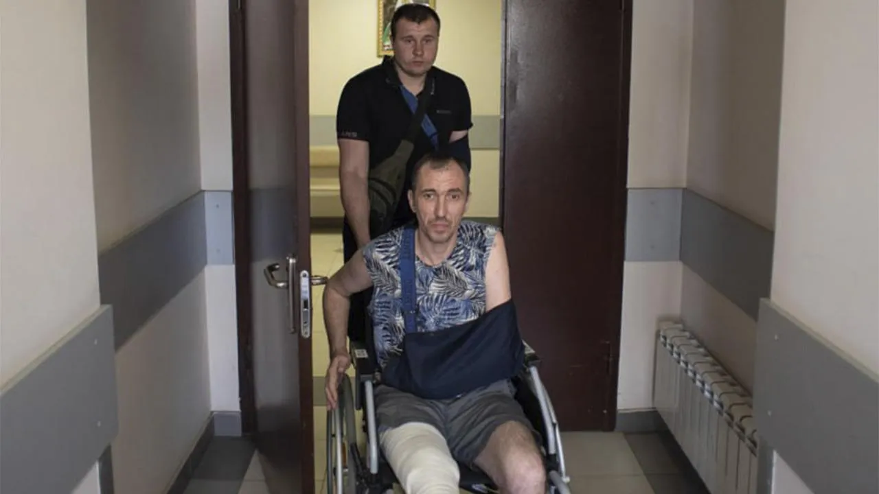 Влад в больнице помогает другим раненым солдатам