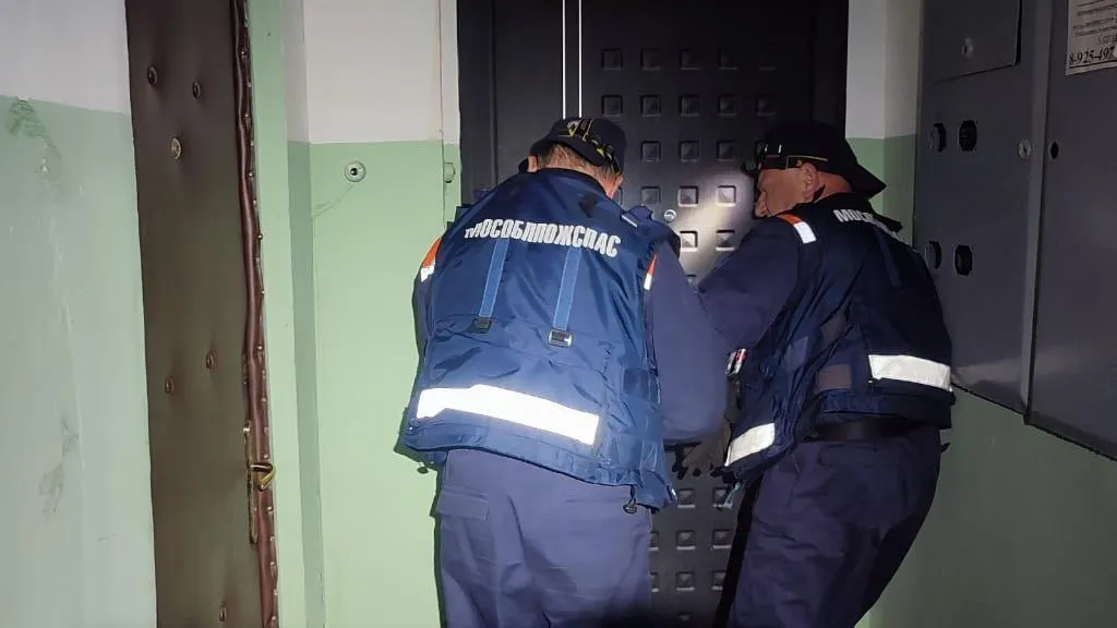 Подмосковные спасатели освободили двухлетнего мальчика из запертой квартиры