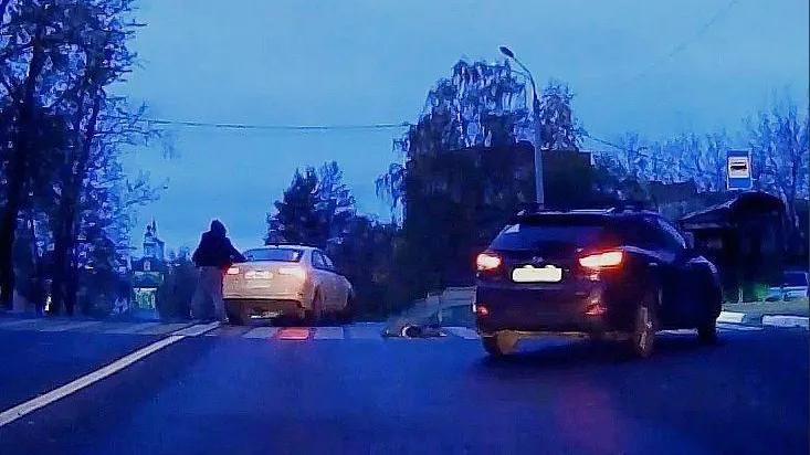 Автомобилисты спасли девушку, которая рухнула от приступа эпилепсии на дороге в Дмитрове