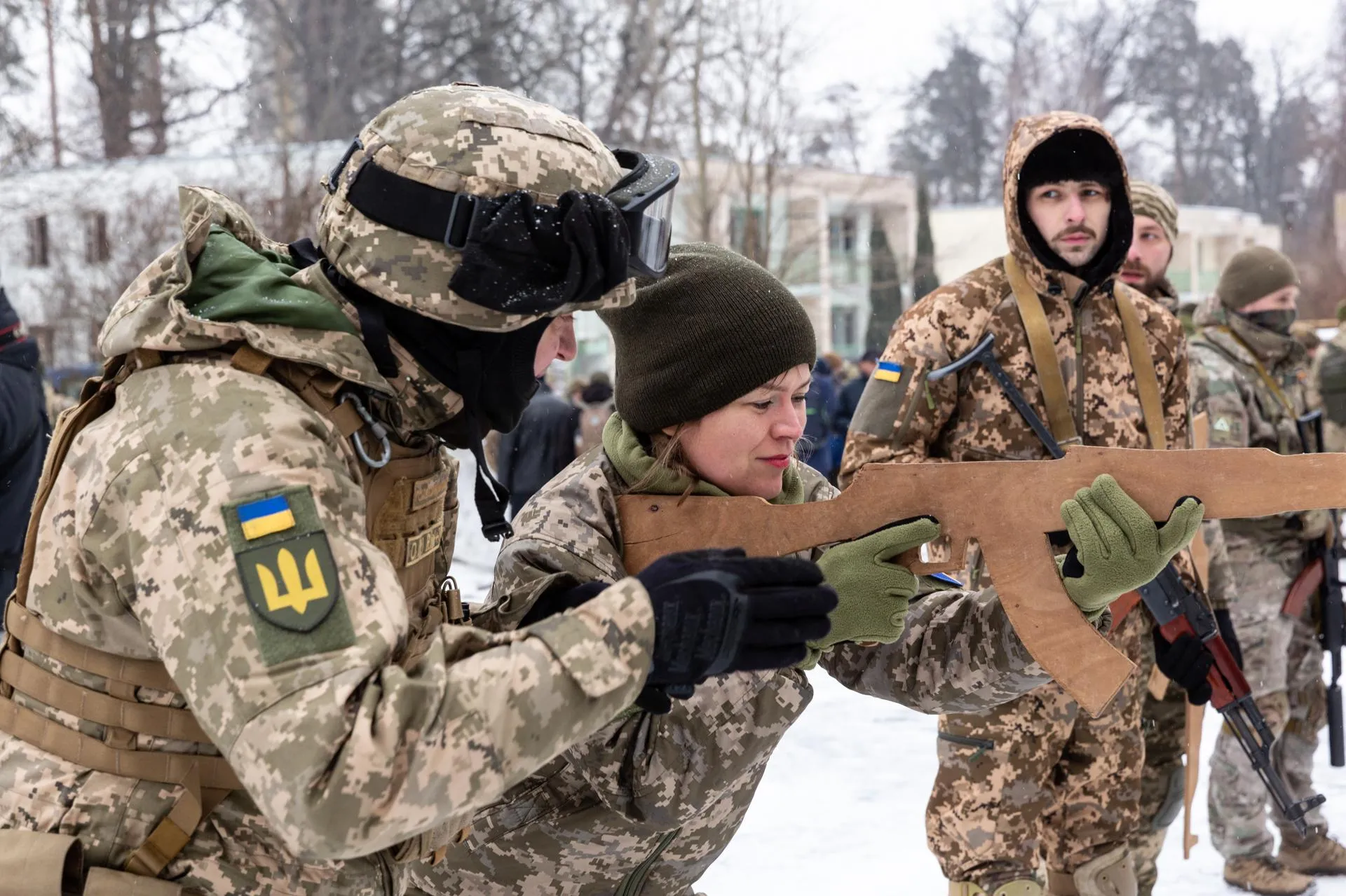 Женщина учится держать винтовку во время учений. Фото: Keystone Press Agency