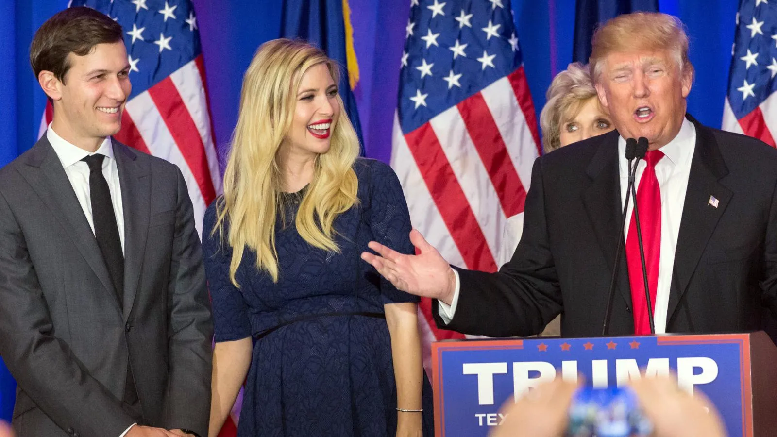 Джаред Кушнер с женой празднуют победу Трампа на праймериз, Южная Каролина, 20 февраля 2016 года. Richard Ellis