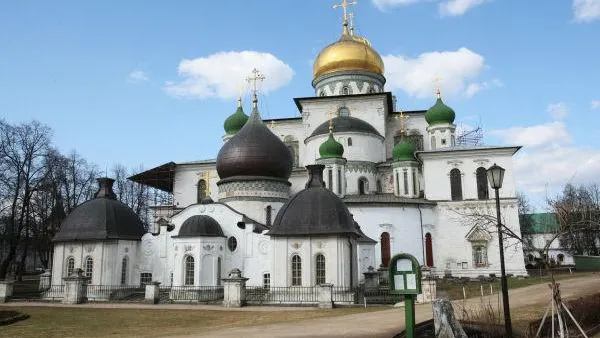 Пять храмовых икон подарили Ново-Иерусалимскому монастырю