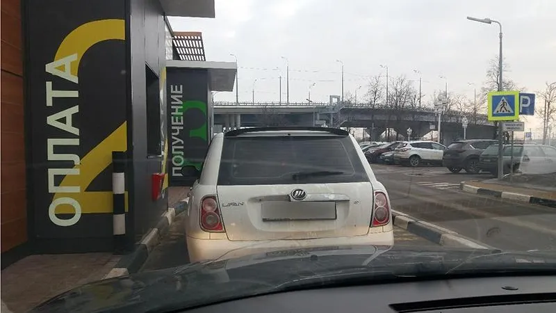В борьбе за картошку фри голодная дамочка из Ступино чуть не снесла терминал оплаты