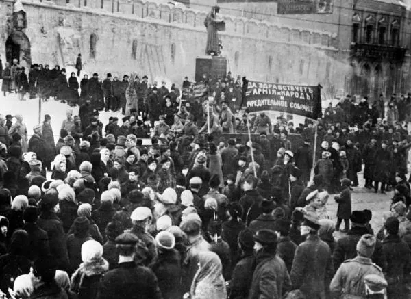 Агитация за Учредительное собрание в Театральном проезде, апрель 1917 года