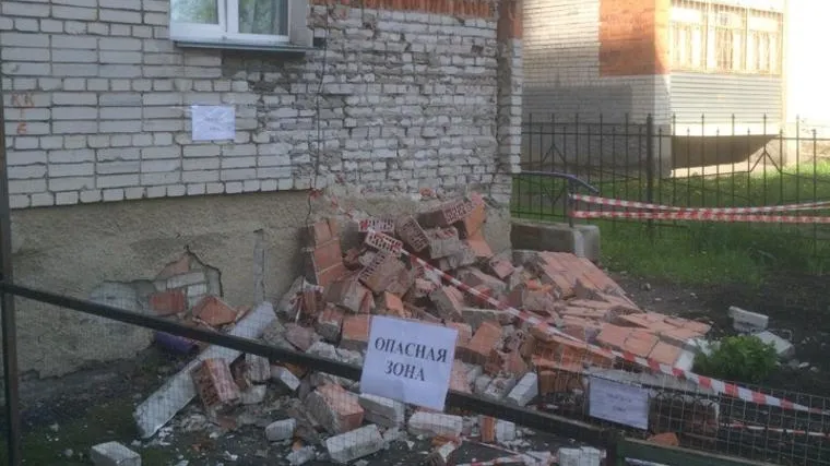 В Кургане стена жилого дома обрушилась, не дождавшись ремонта