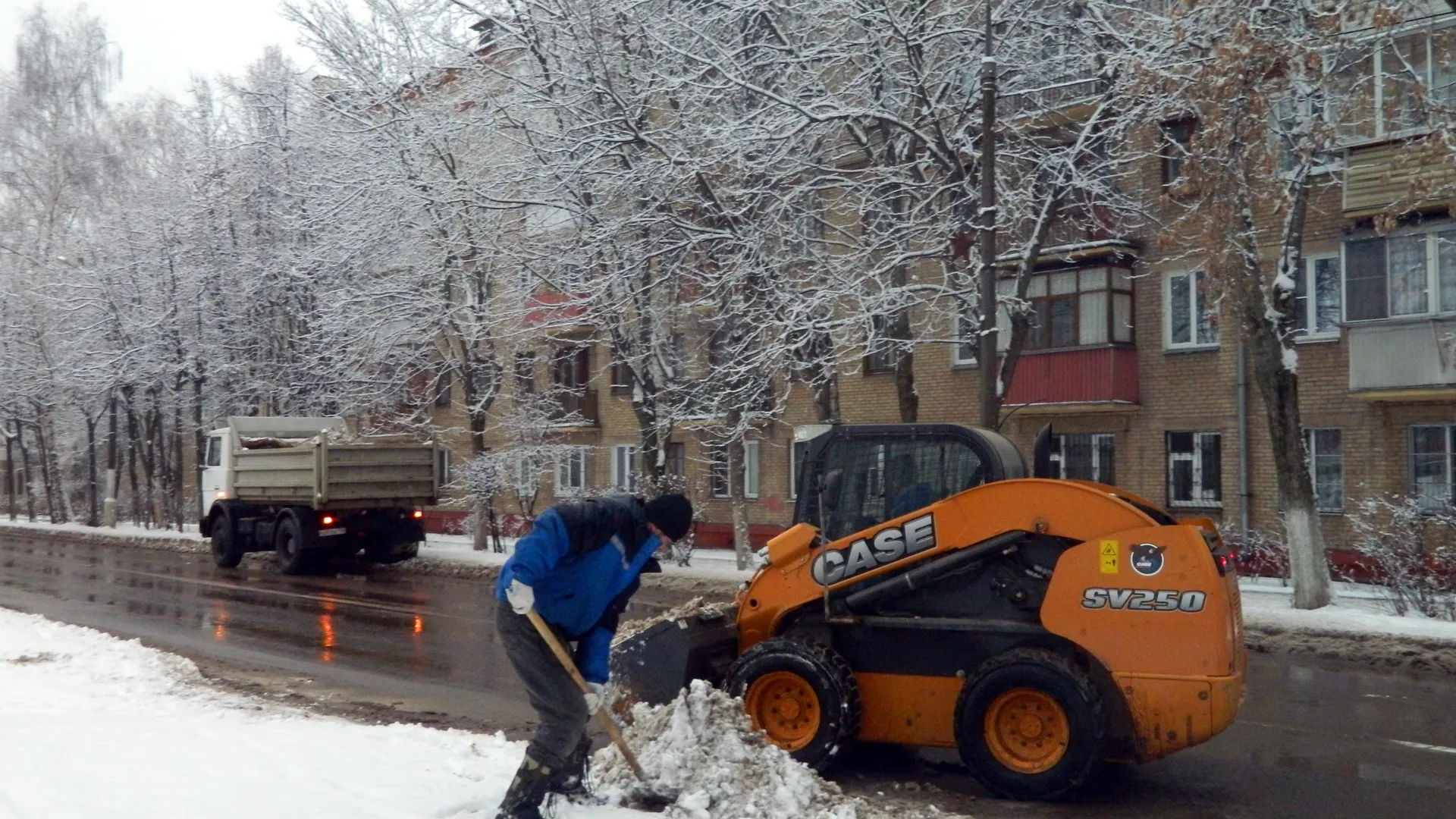 «Дворников почти не видно»: россияне боятся выходить из подъездов — дороги превратились в каток