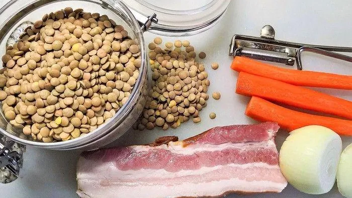 Диетолог назвала альтернативу мясу и жирным продуктам в жару