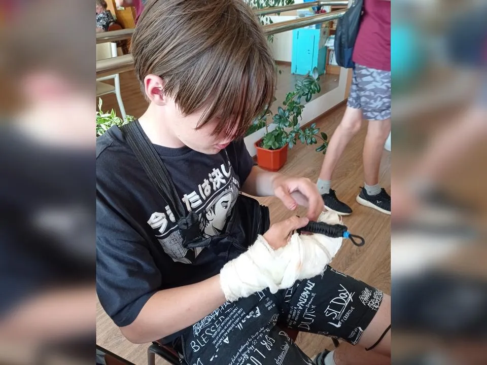 «Вплести пять метров в один браслет»: школьники Пермского края во время летнего лагеря помогают бойцам СВО