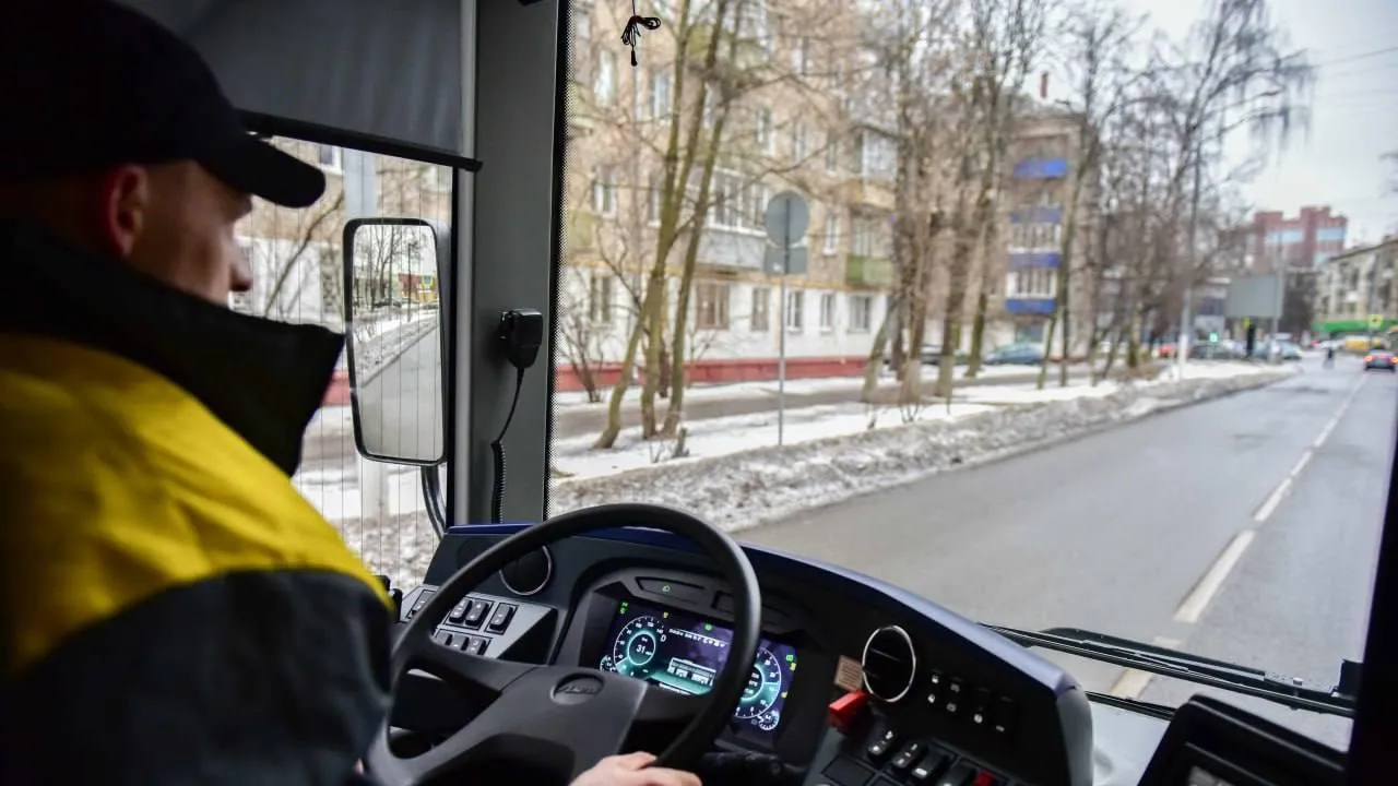Водителей Подмосковья призвали быть внимательными рядом с крупногабаритным транспортом