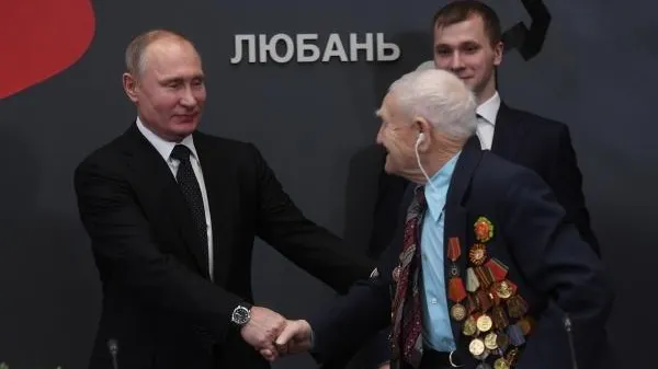 Путин вместе с ветеранами посмотрел фильм «Рубеж»