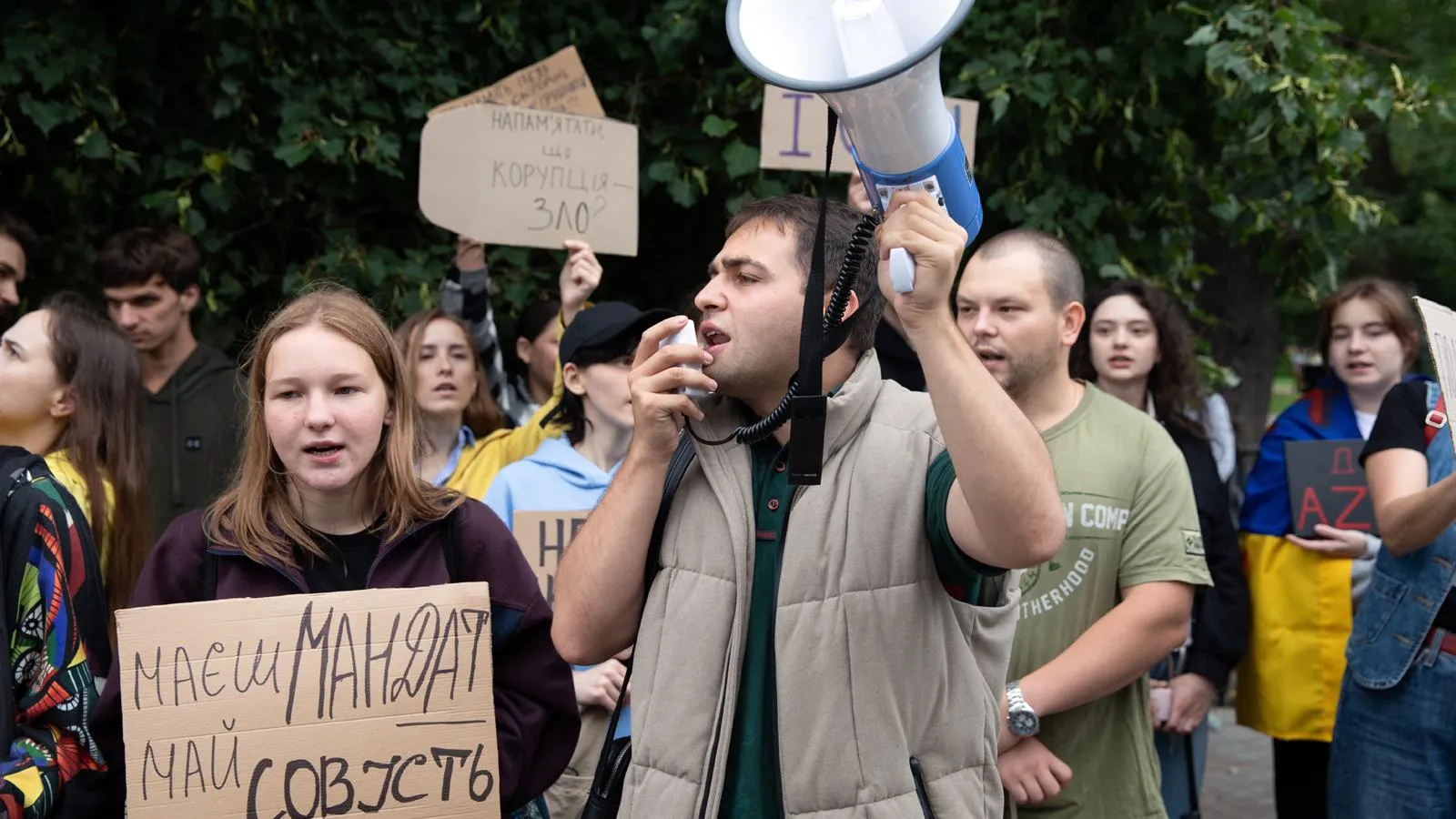 Протесты в Киеве, надпись на плакате: «Имеешь мандат — имей и совесть», июль 2025 года. Mykhaylo Palinchak