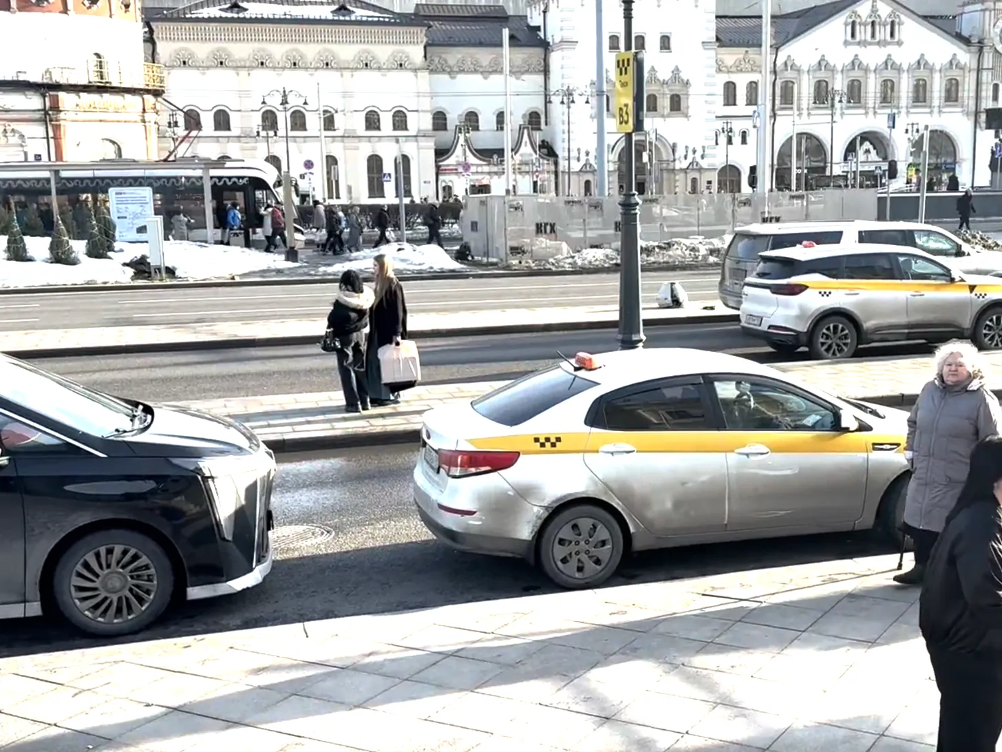 «До трех тысяч рублей»: таксисты-«бомбилы» взвинтили цены в Москве