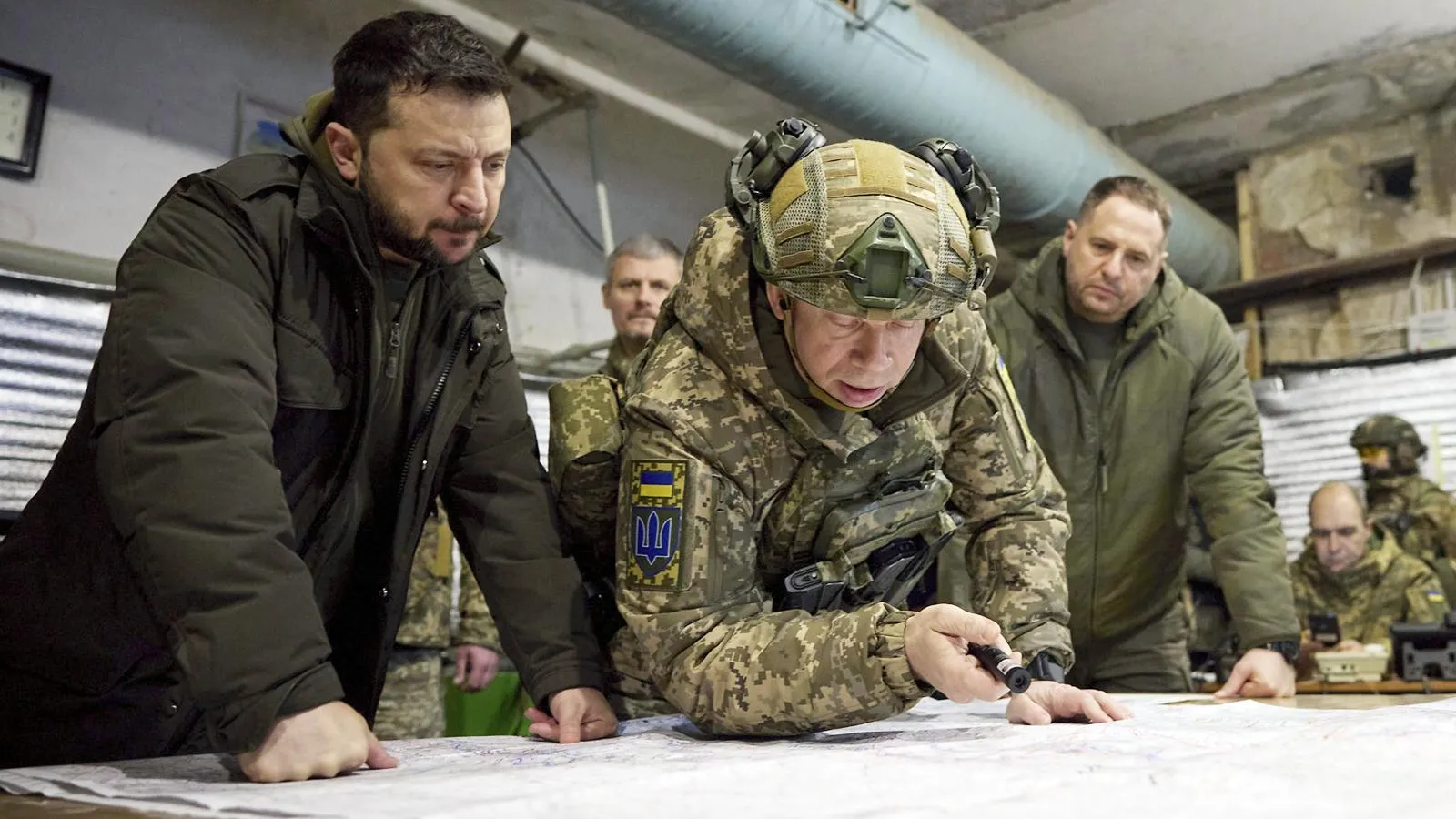Президент Украины Владимир Зеленский и командующий сухопутными войсками Александр Сырский в командном пункте Купянска, ноябрь 2023 года. Фото: Pool /Ukrainian Presidential