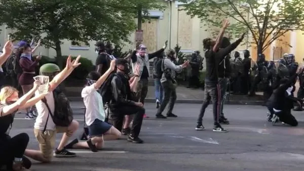 В Сиэтле автомобиль въехал в толпу митингующих