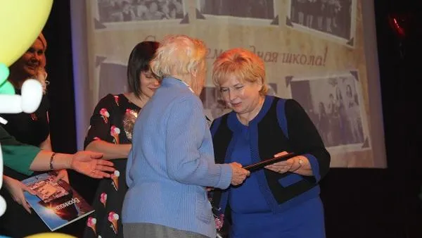 Антонова поздравила со 105-летием коллектив старейшей школы Подмосковья