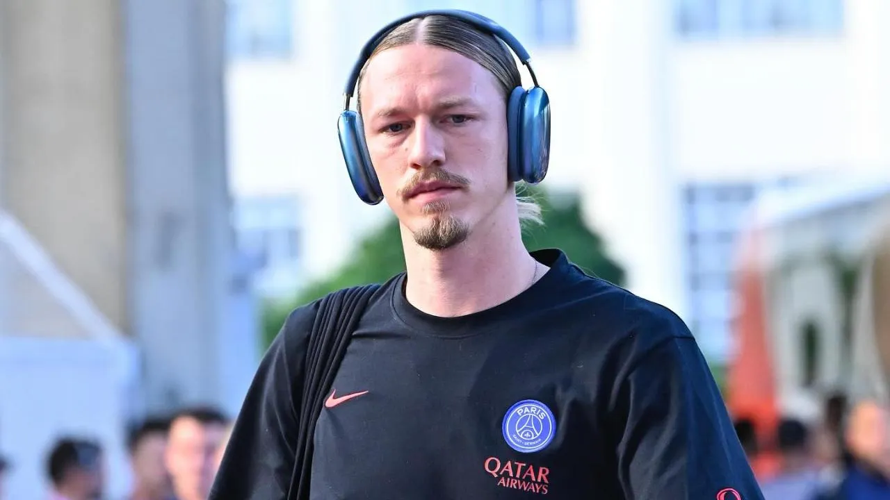 Фанаты ПСЖ требуют вернуть в ворота Матвея Сафонова