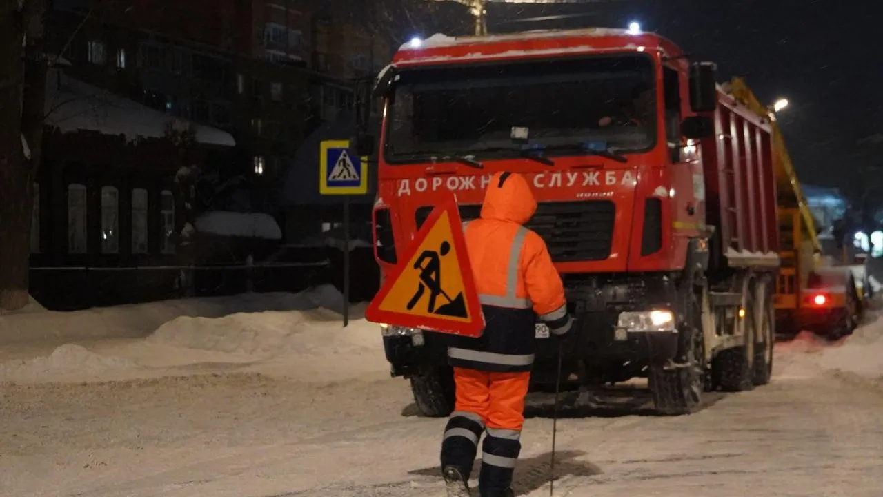 Ночной конвейер: как в Павловском Посаде за считанные минуты грузят тонны снега