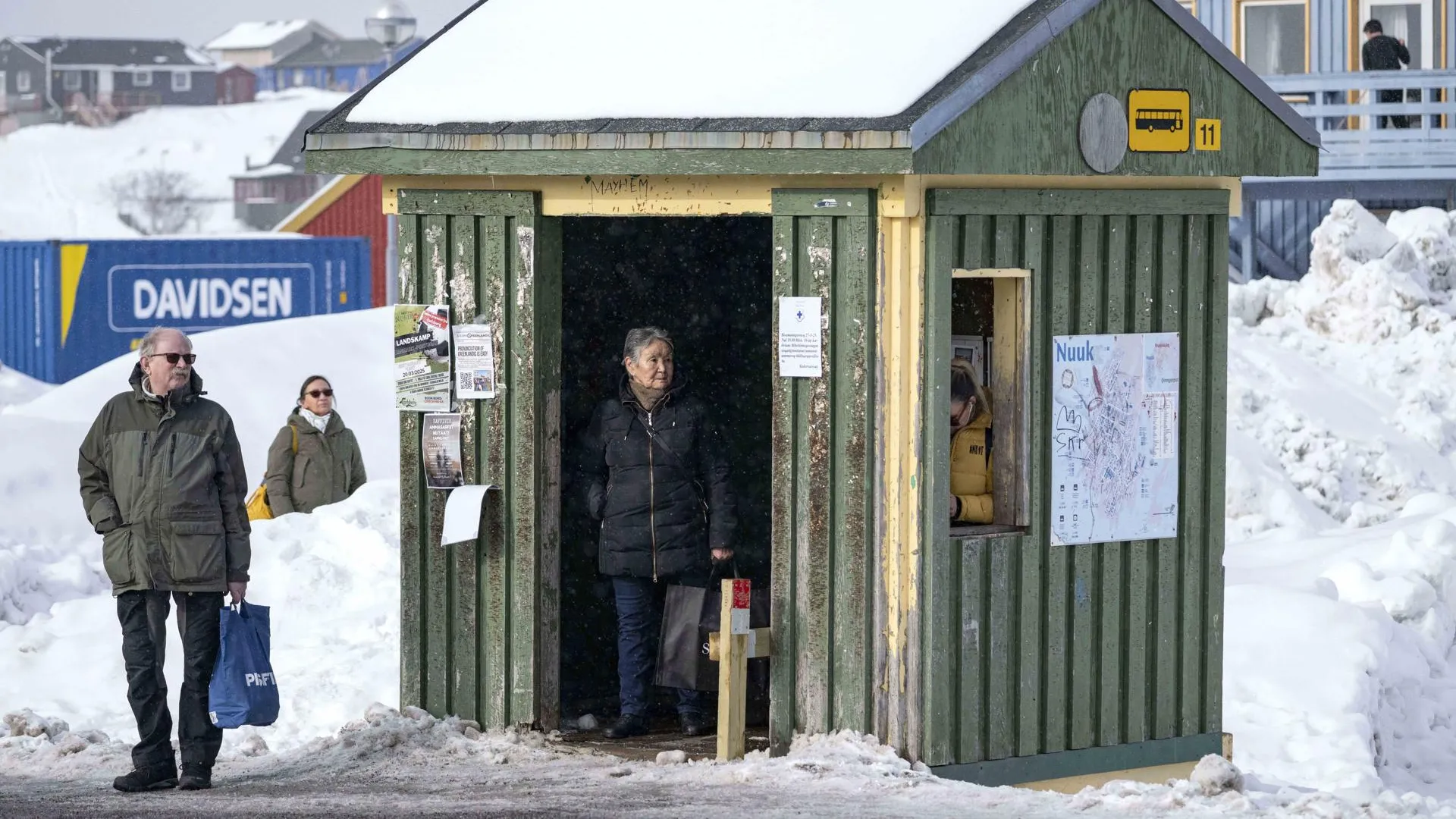 Жители Гренландии на остановке. Johan Nilsson / TT